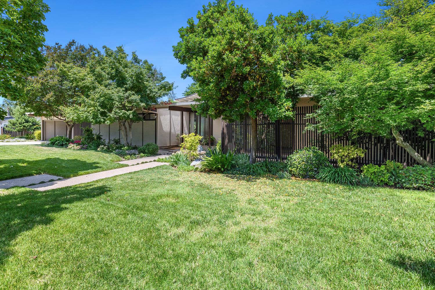 2530 W Wrenwood Ave, Fresno, CA 93711