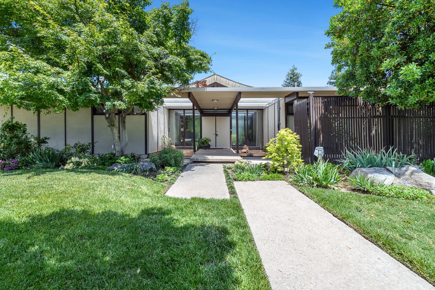2530 W Wrenwood Ave, Fresno, CA 93711
