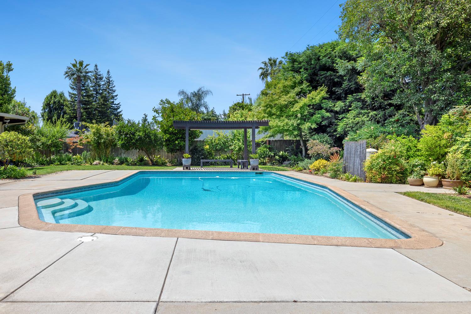 2530 W Wrenwood Ave, Fresno, CA 93711