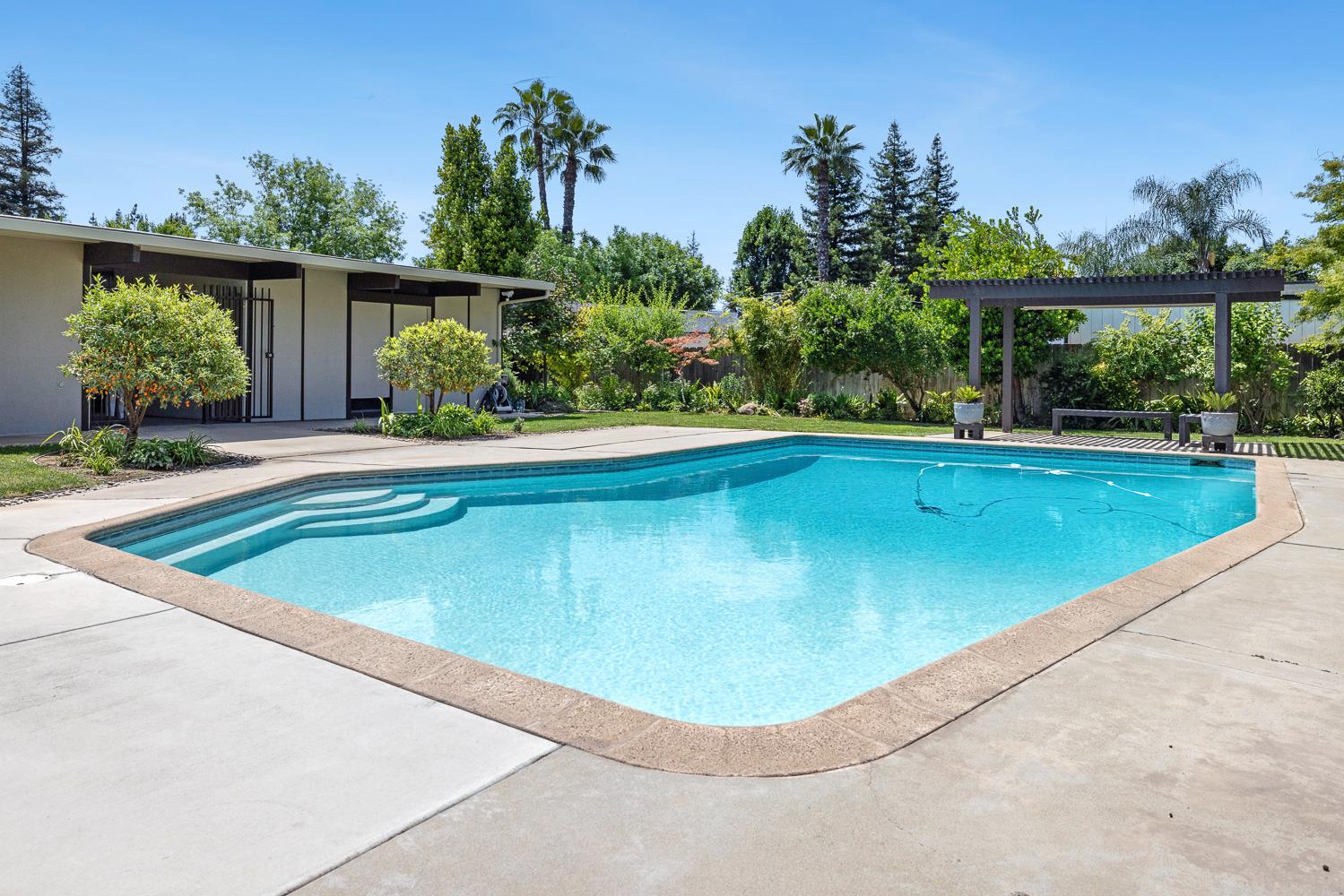 2530 W Wrenwood Ave, Fresno, CA 93711