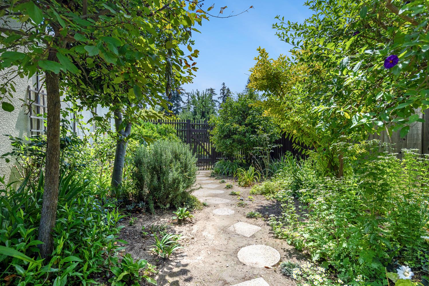 2530 W Wrenwood Ave, Fresno, CA 93711