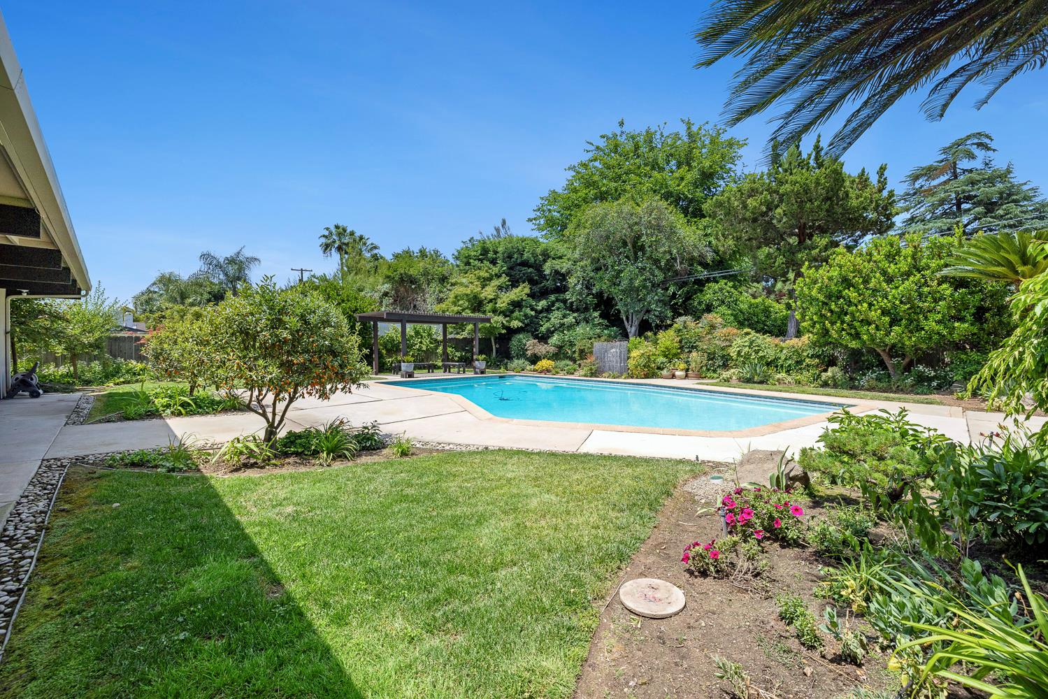 2530 W Wrenwood Ave, Fresno, CA 93711