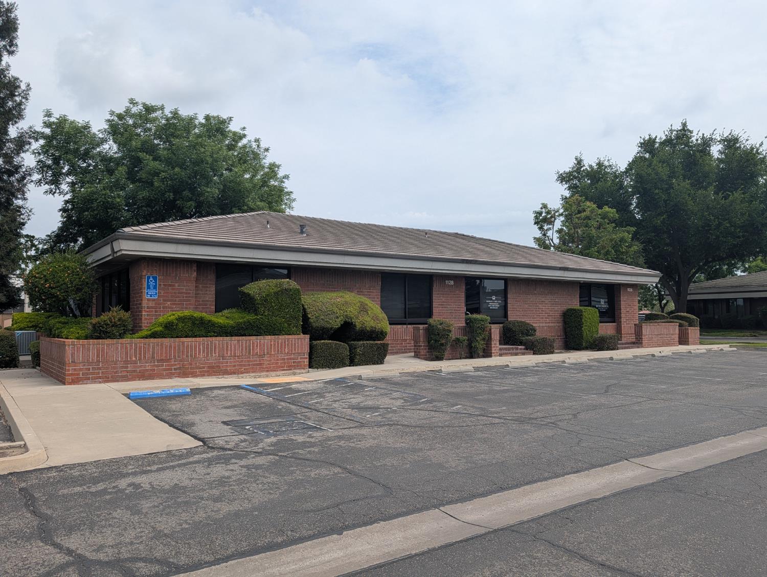 1128 N Chinowth St, Visalia, CA 93291