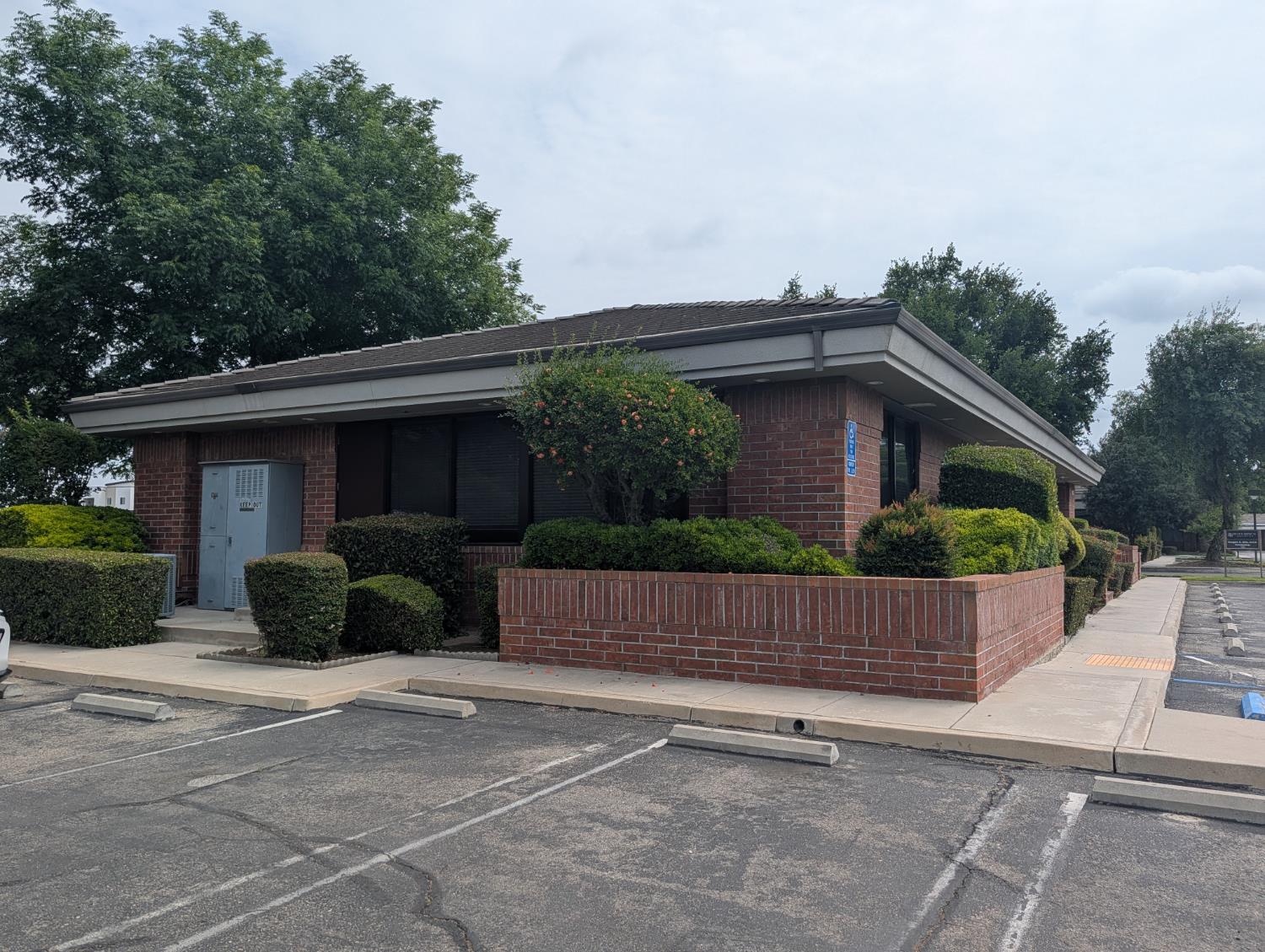 1128 N Chinowth St, Visalia, CA 93291