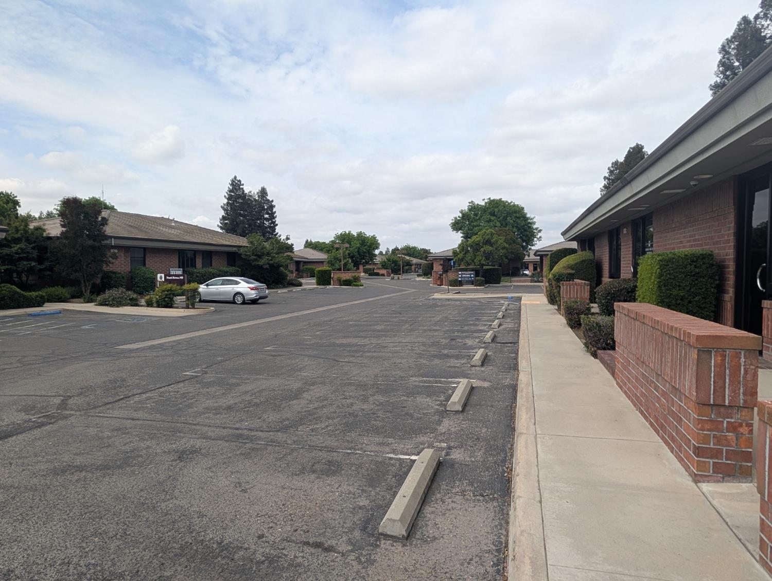 1128 N Chinowth St, Visalia, CA 93291
