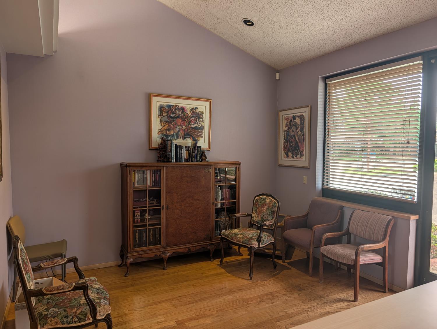1128 N Chinowth St, Visalia, CA 93291