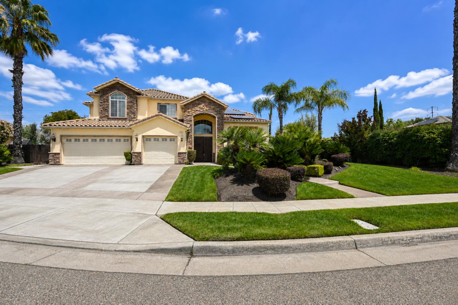 2182 E Carnoustie Ave, Fresno, CA 93730