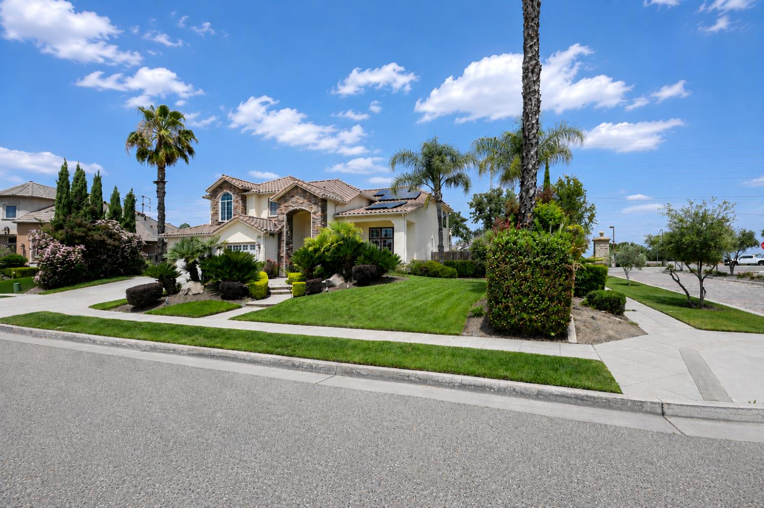 2182 E Carnoustie Ave, Fresno, CA 93730