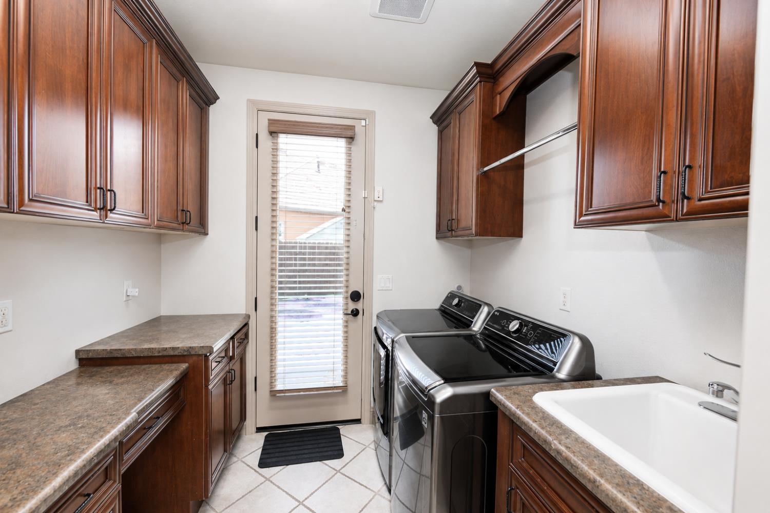 2182 E Carnoustie Ave, Fresno, CA 93730