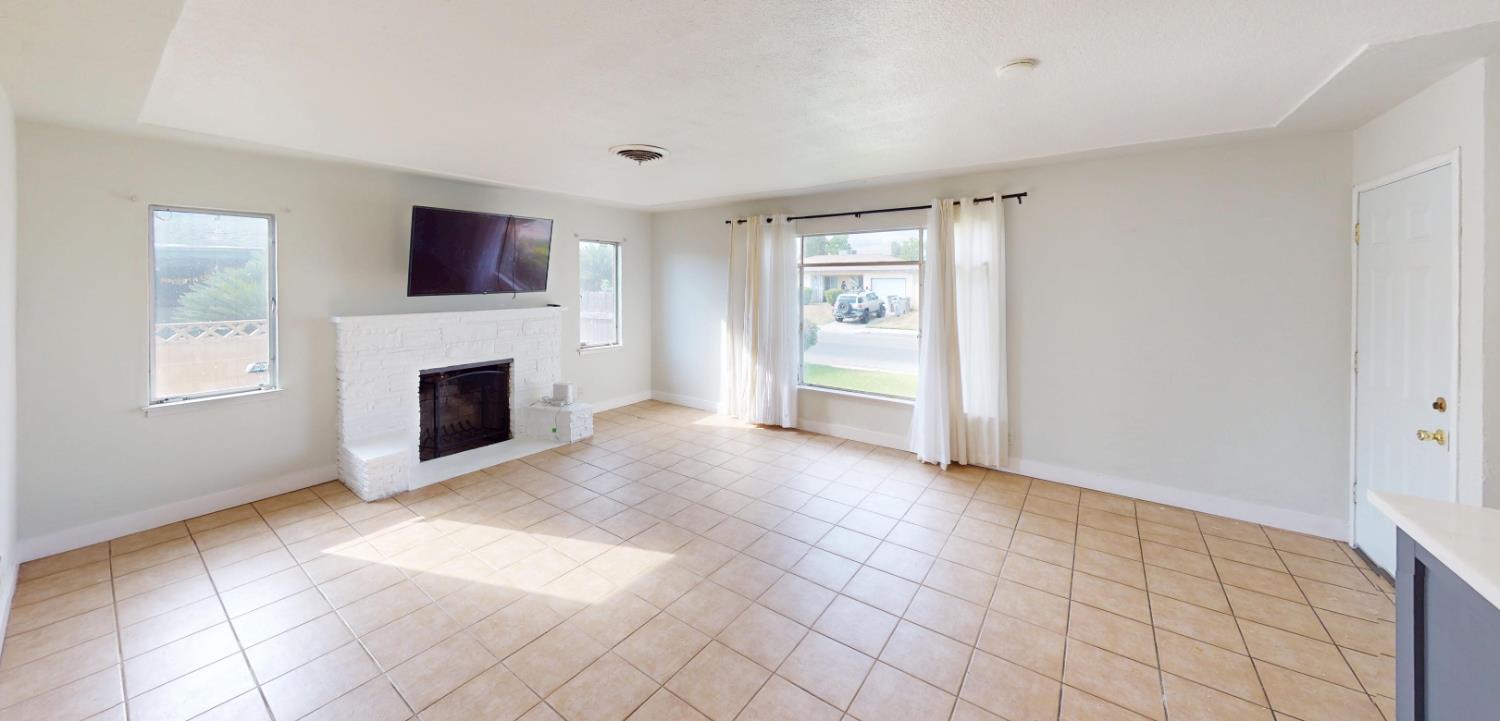 3490 E Weldon Ave, Fresno, CA 93703