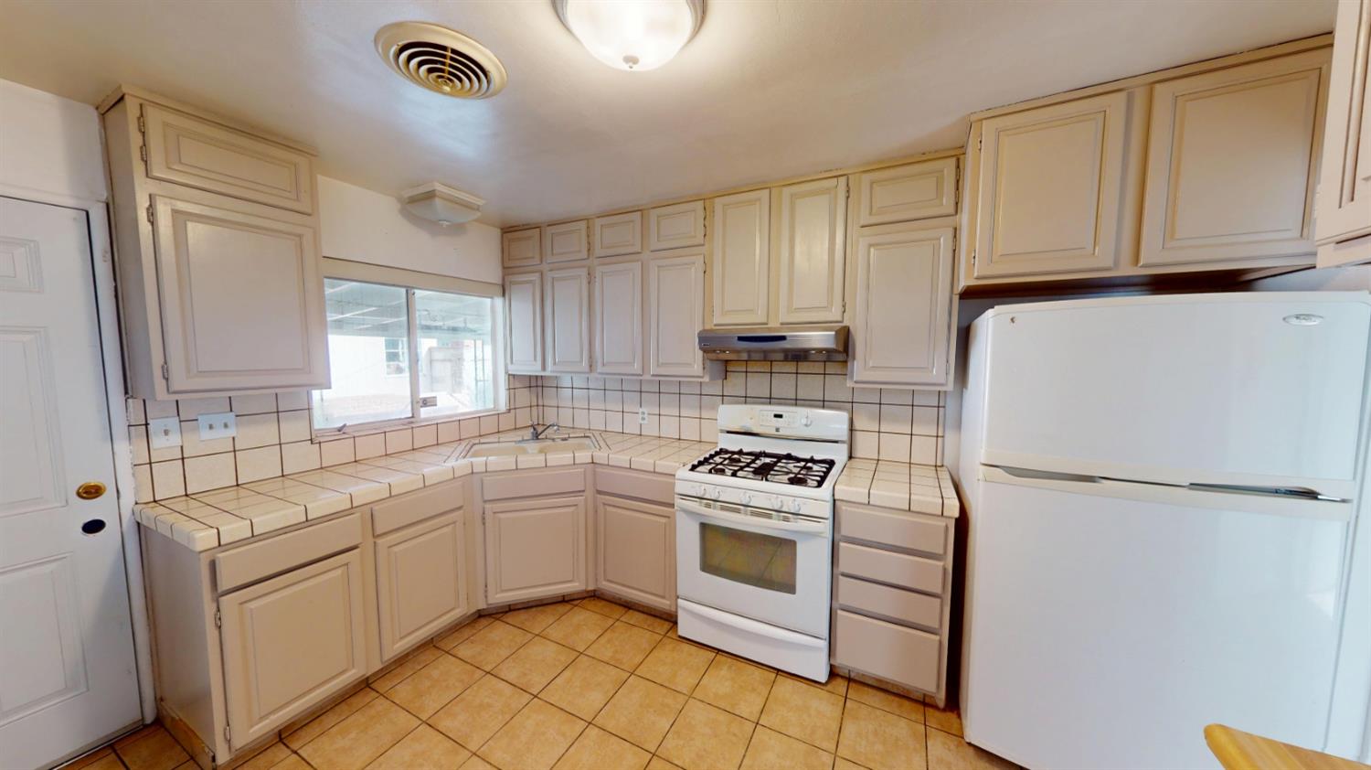 3490 E Weldon Ave, Fresno, CA 93703