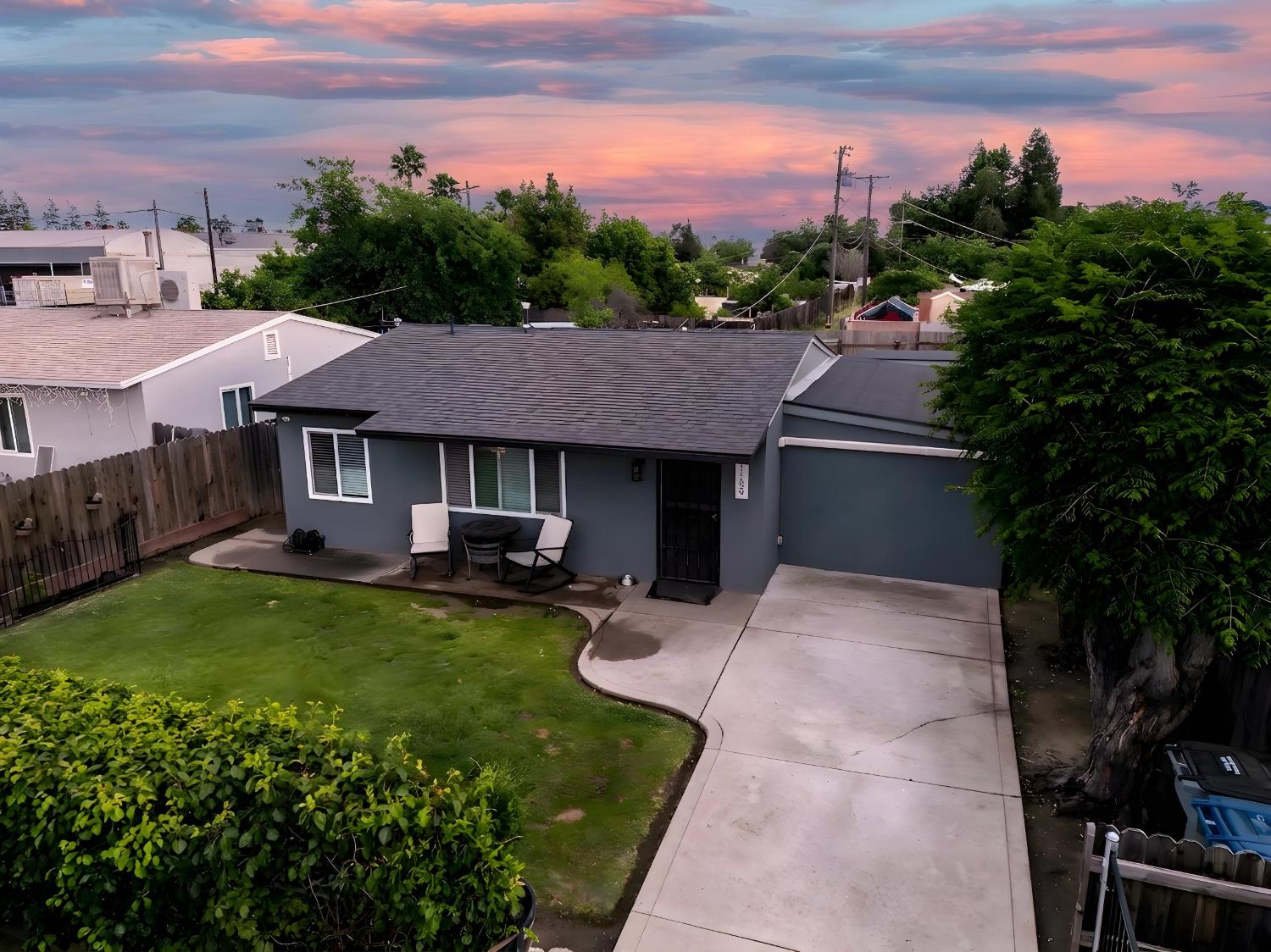 1129 W Locust Ave, Pinedale, CA 93650