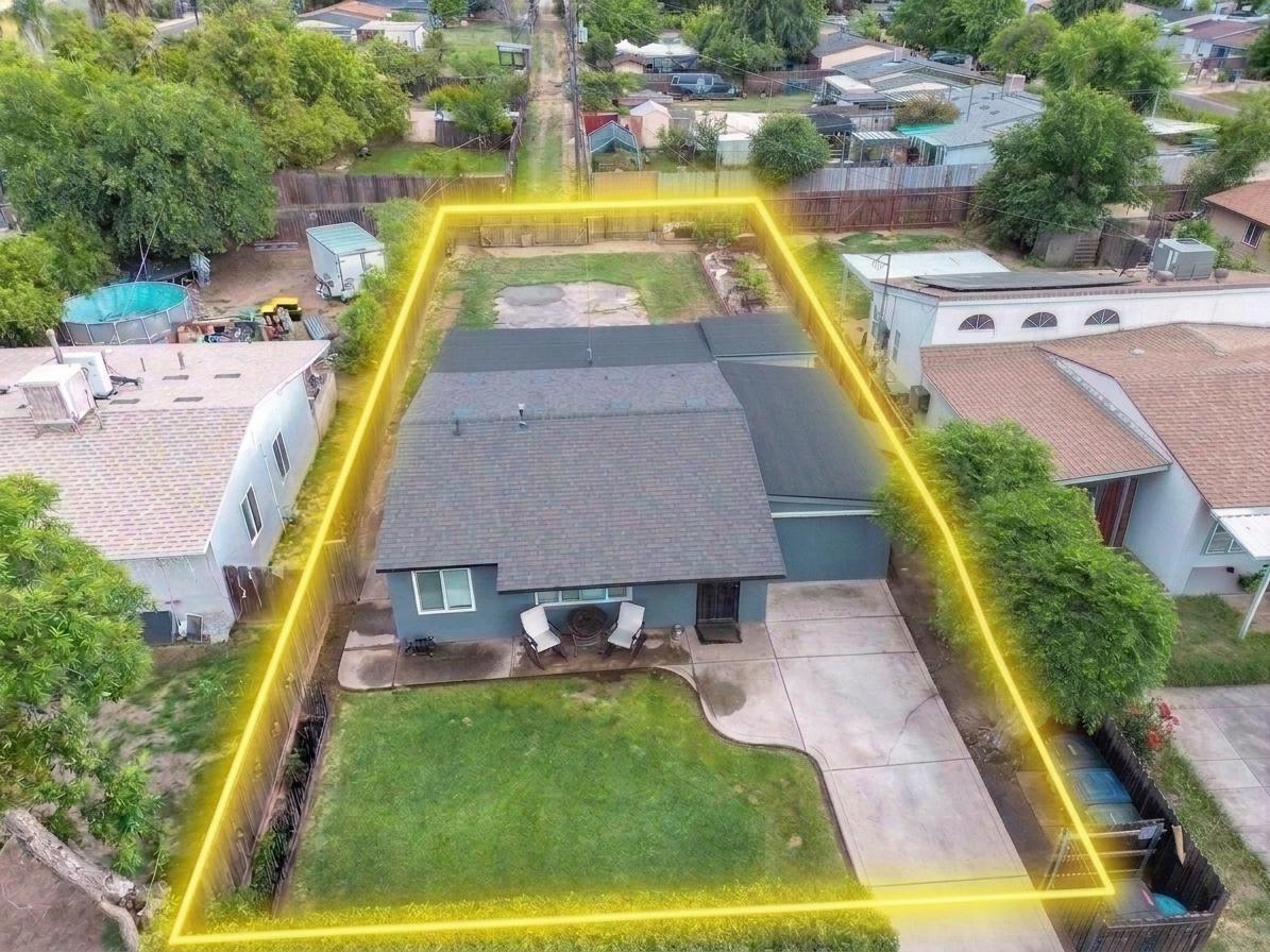 1129 W Locust Ave, Pinedale, CA 93650
