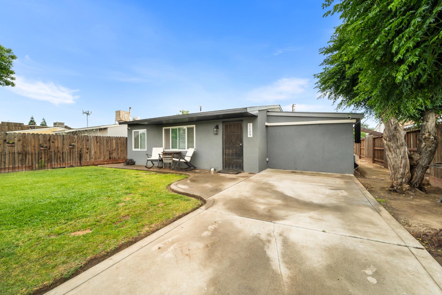 1129 W Locust Ave, Pinedale, CA 93650