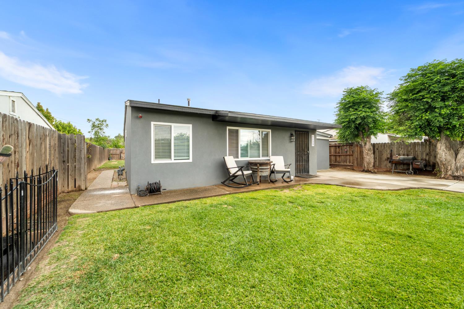 1129 W Locust Ave, Pinedale, CA 93650