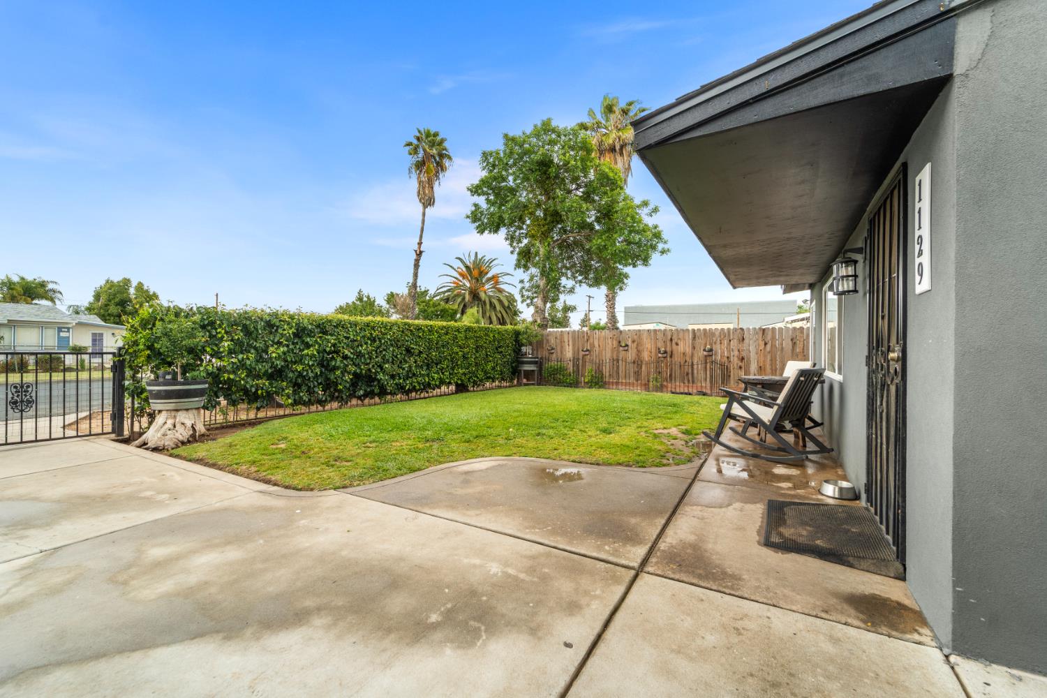 1129 W Locust Ave, Pinedale, CA 93650