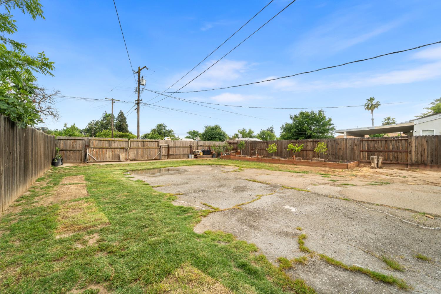 1129 W Locust Ave, Pinedale, CA 93650