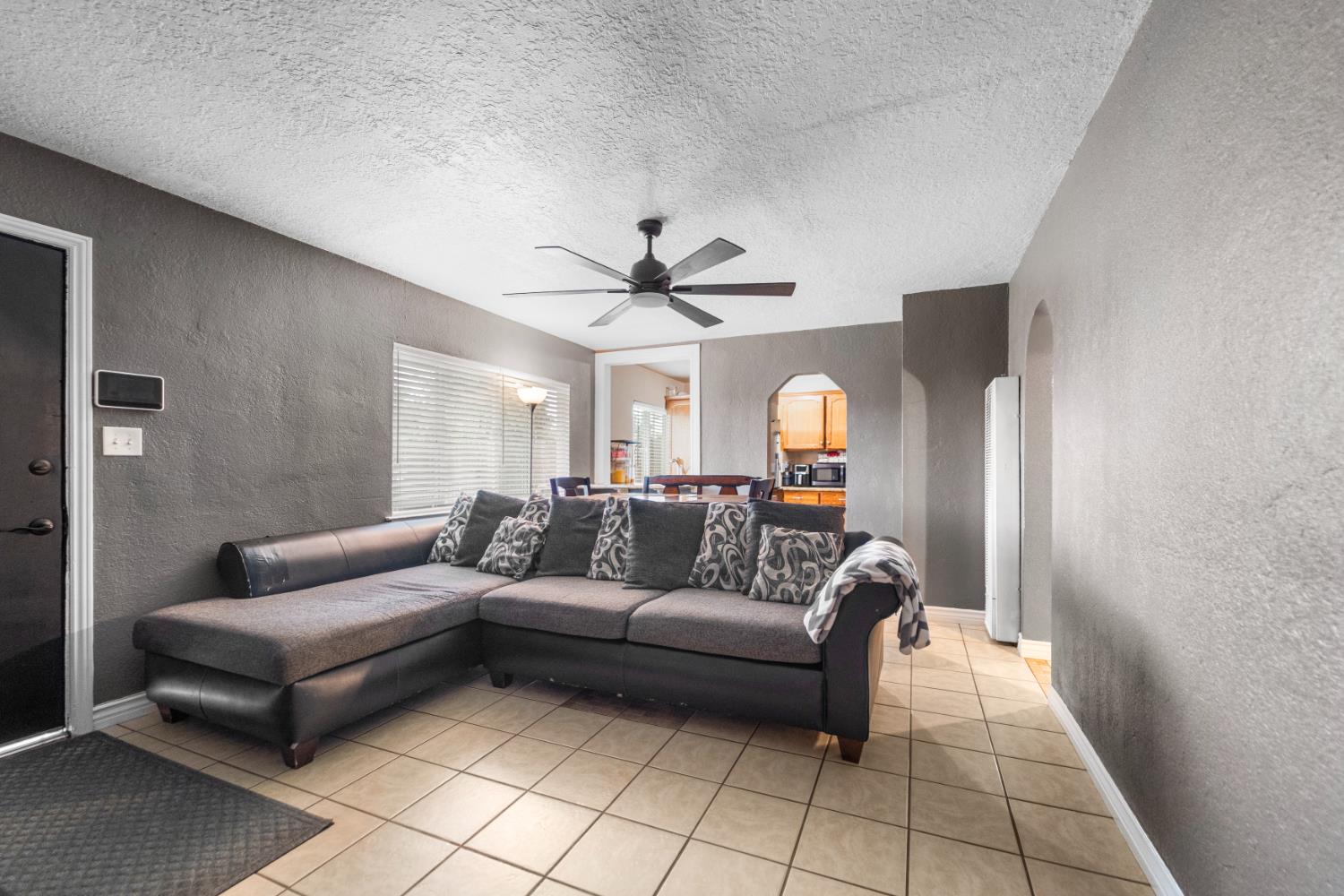 1129 W Locust Ave, Pinedale, CA 93650