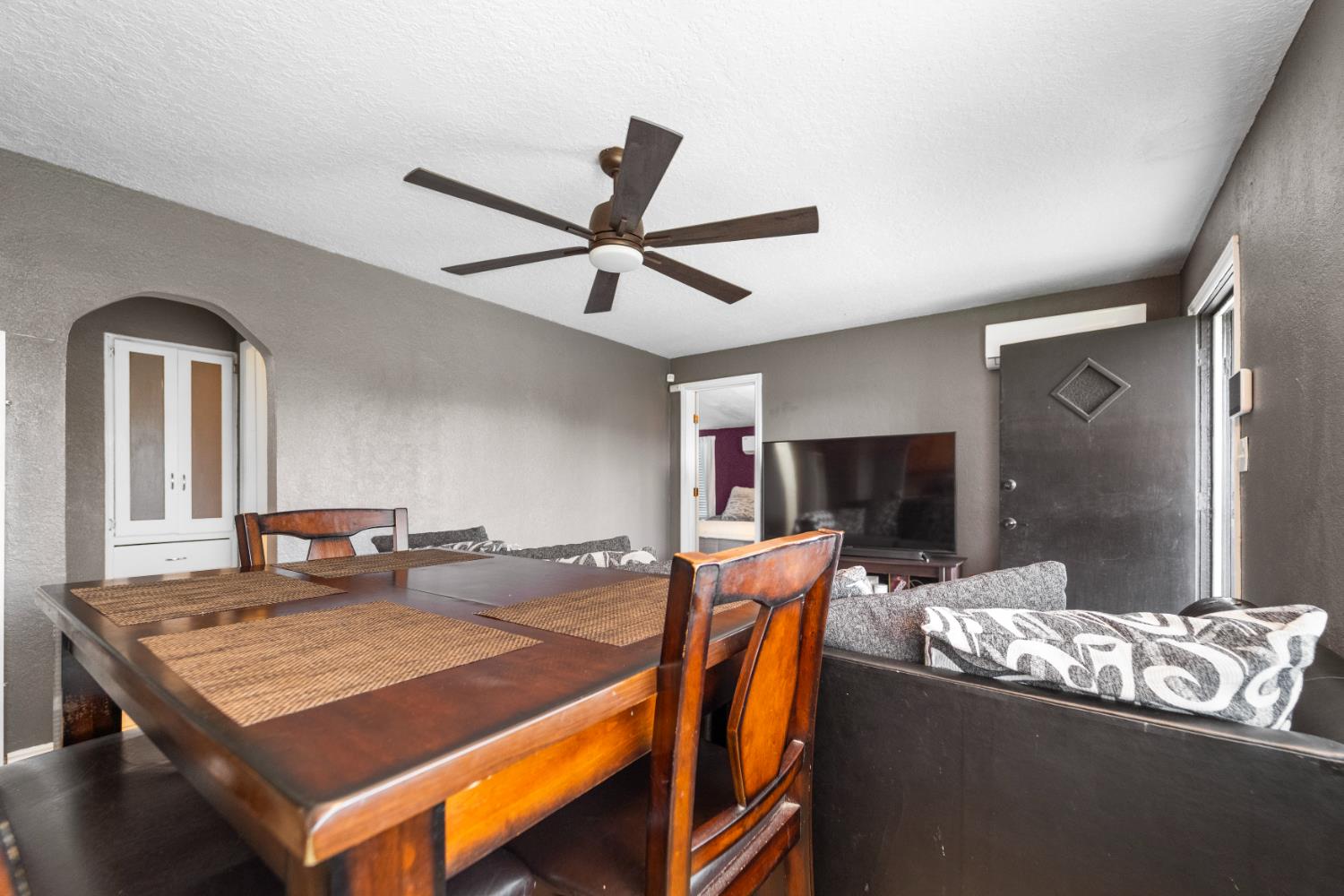 1129 W Locust Ave, Pinedale, CA 93650