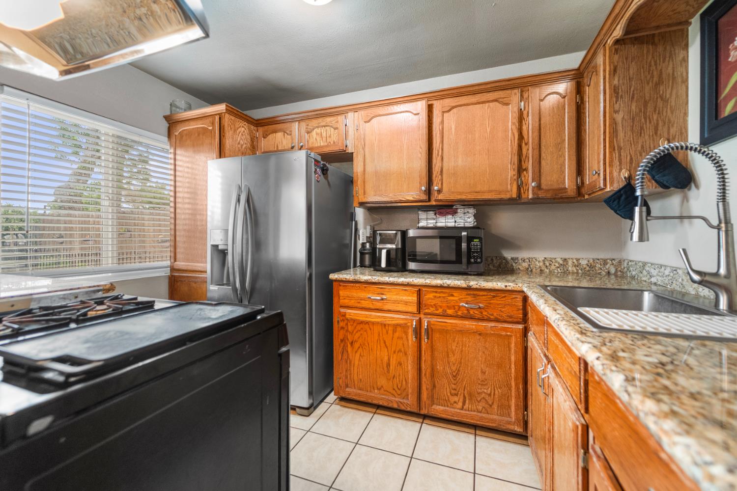 1129 W Locust Ave, Pinedale, CA 93650