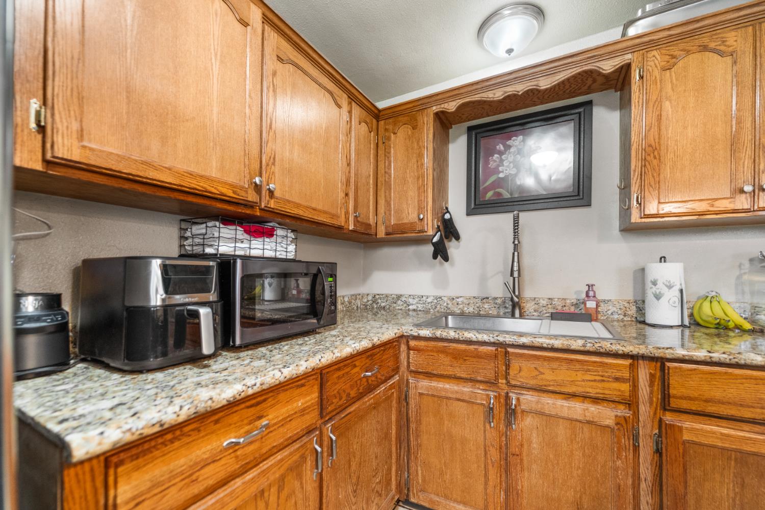 1129 W Locust Ave, Pinedale, CA 93650