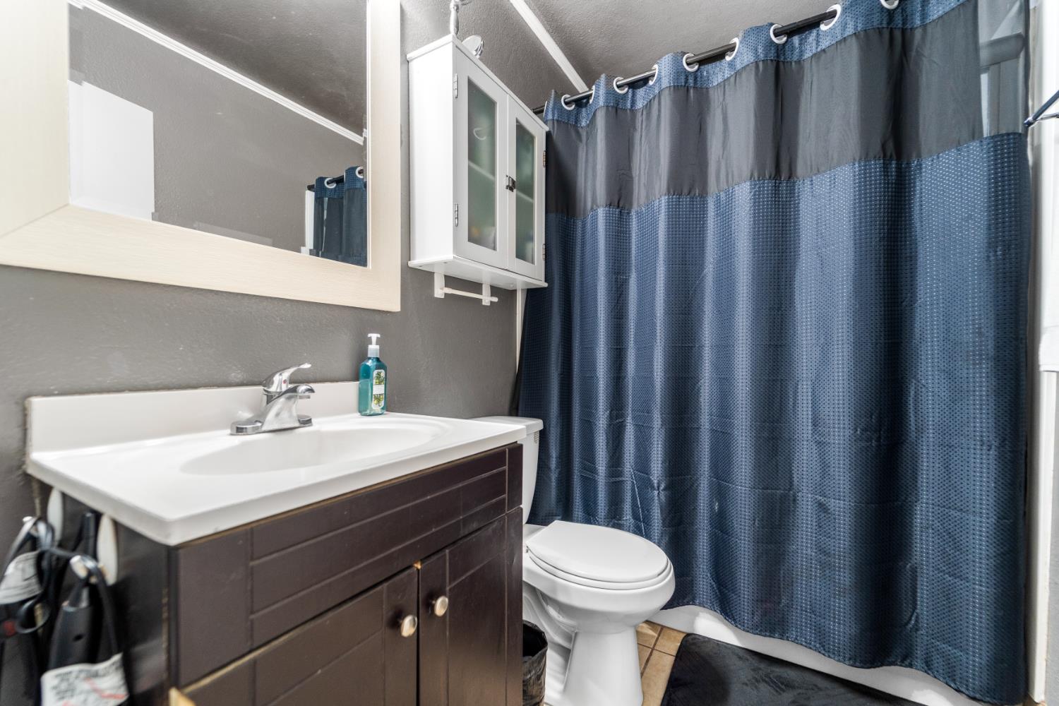 1129 W Locust Ave, Pinedale, CA 93650