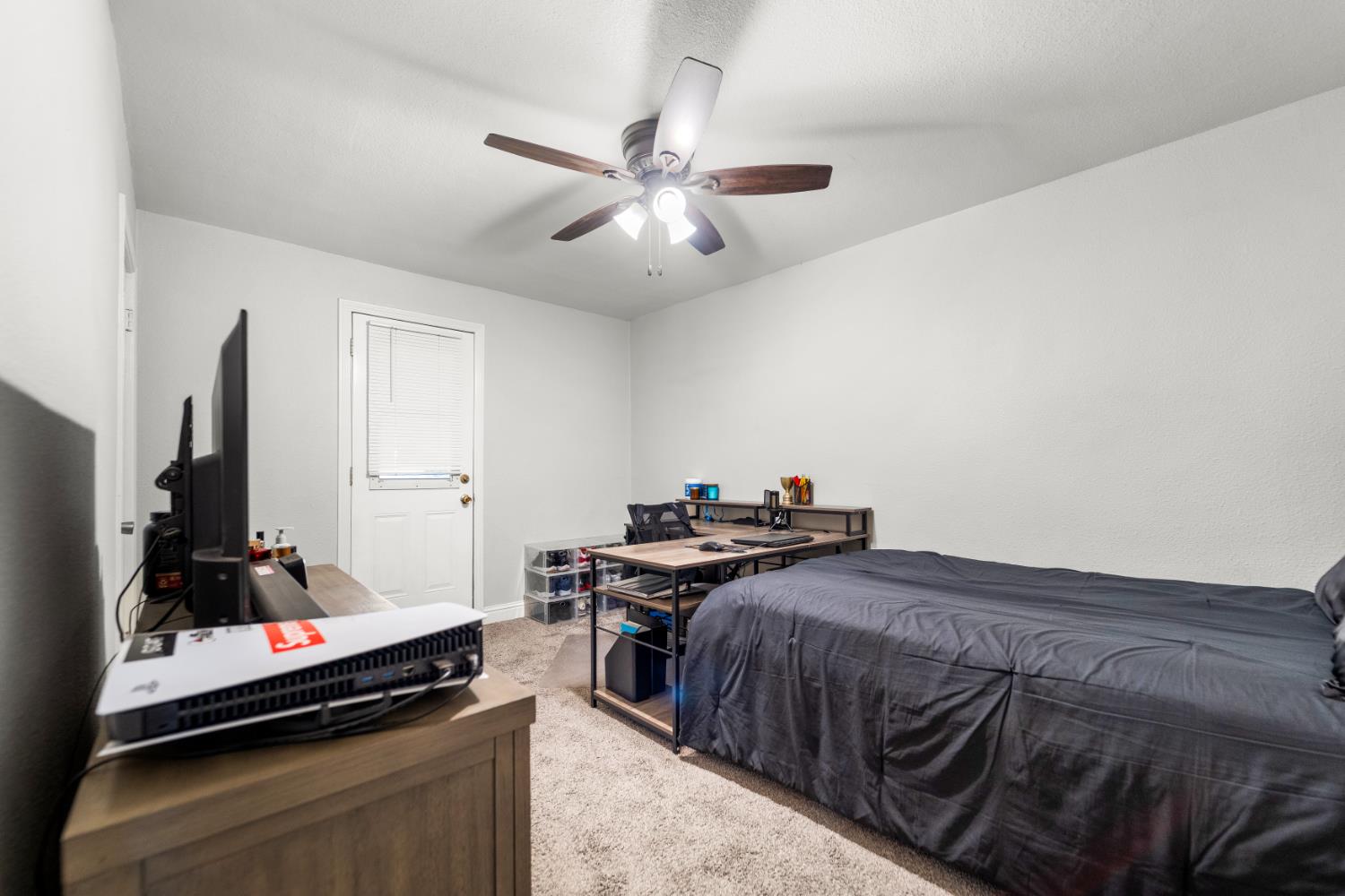 1129 W Locust Ave, Pinedale, CA 93650