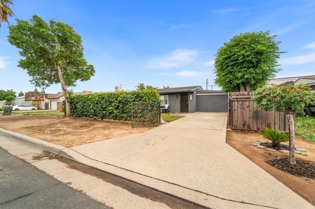 1129 W Locust Ave, Pinedale, CA 93650