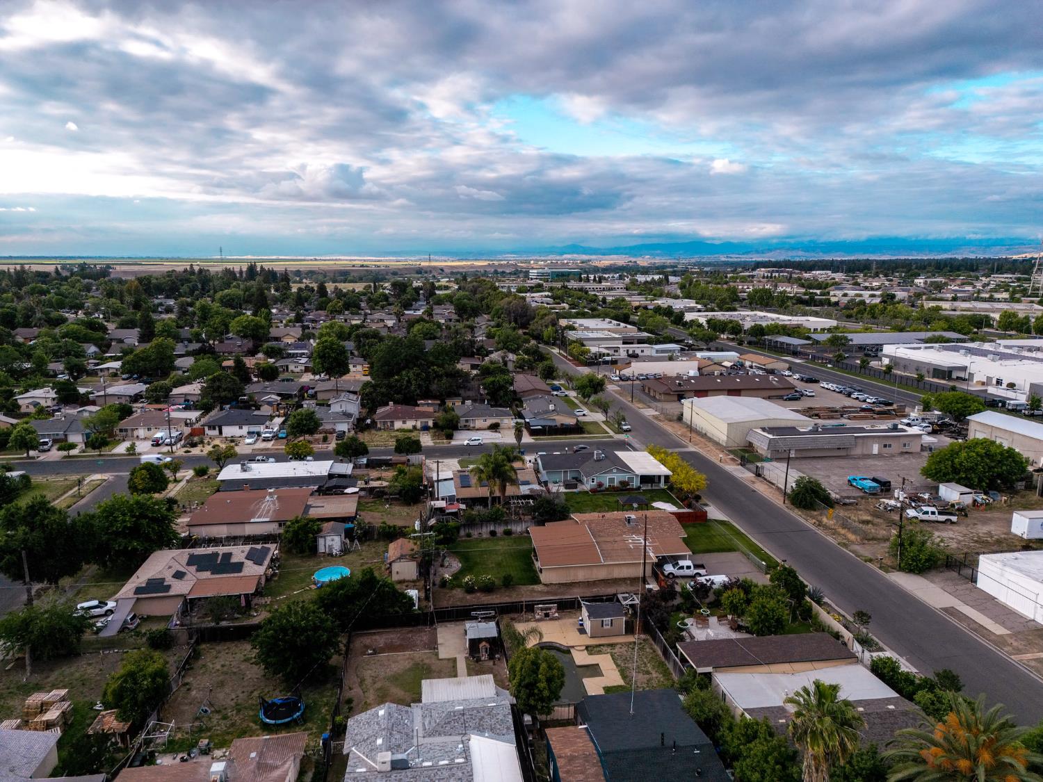 1129 W Locust Ave, Pinedale, CA 93650