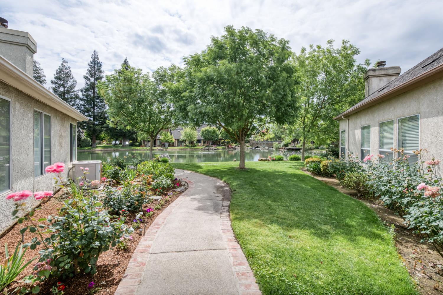 2977 W Pembrook, Fresno, CA 93711