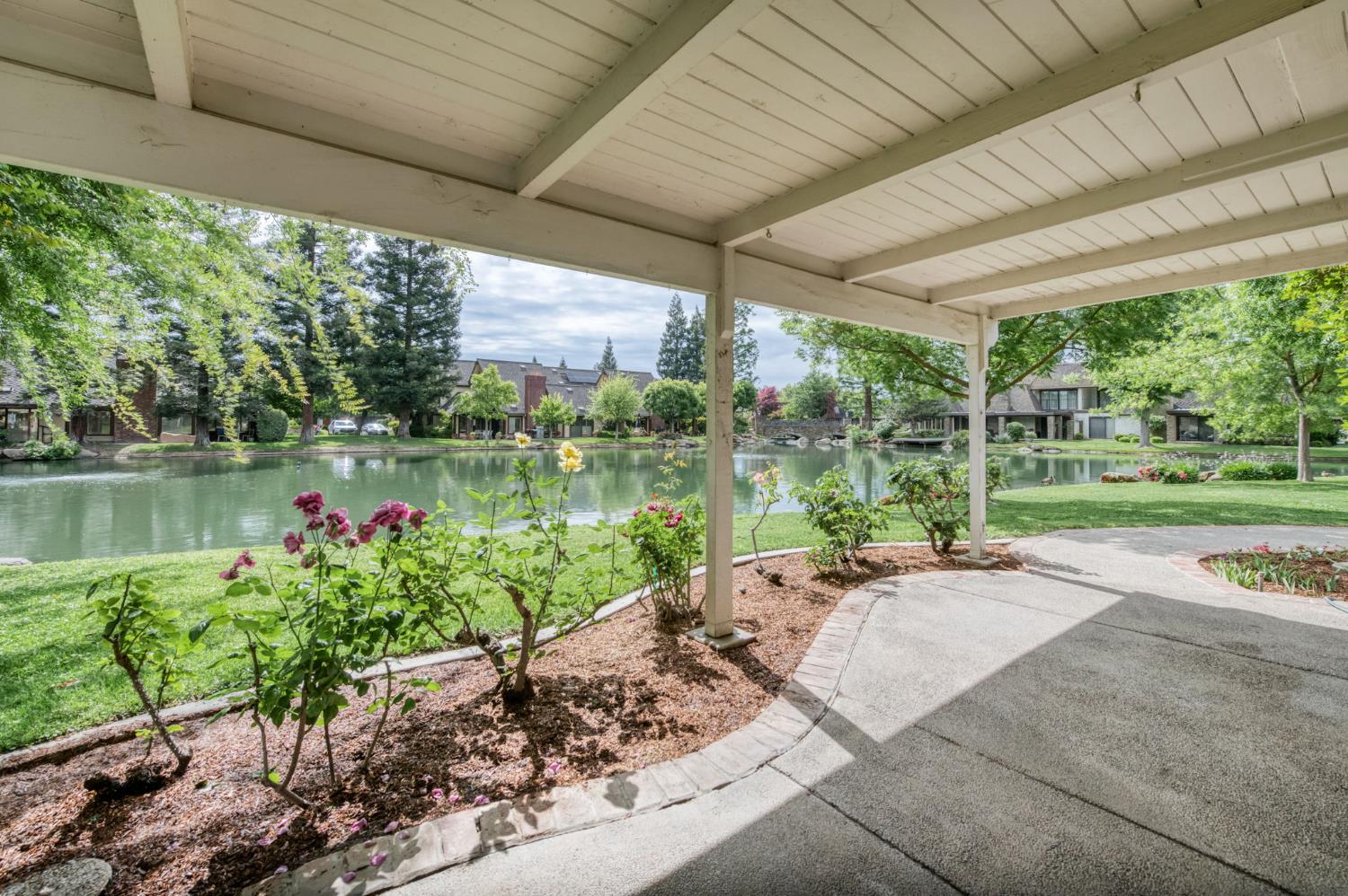 2977 W Pembrook, Fresno, CA 93711