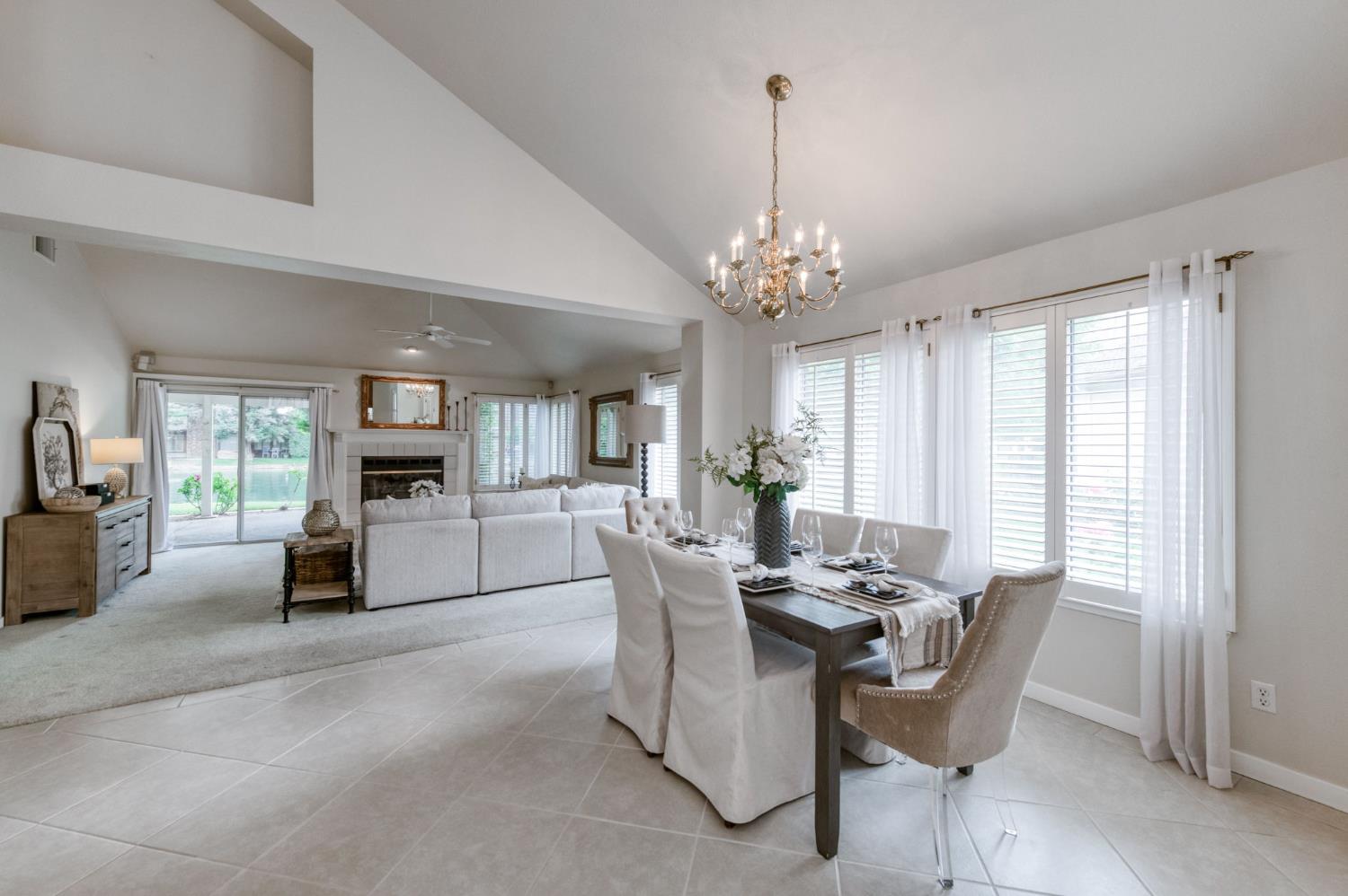 2977 W Pembrook, Fresno, CA 93711