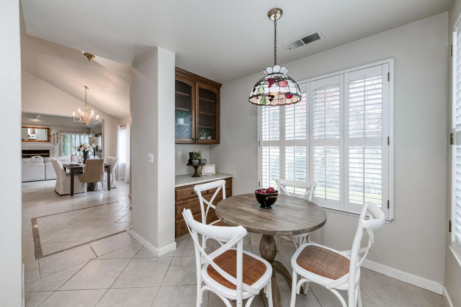 2977 W Pembrook, Fresno, CA 93711