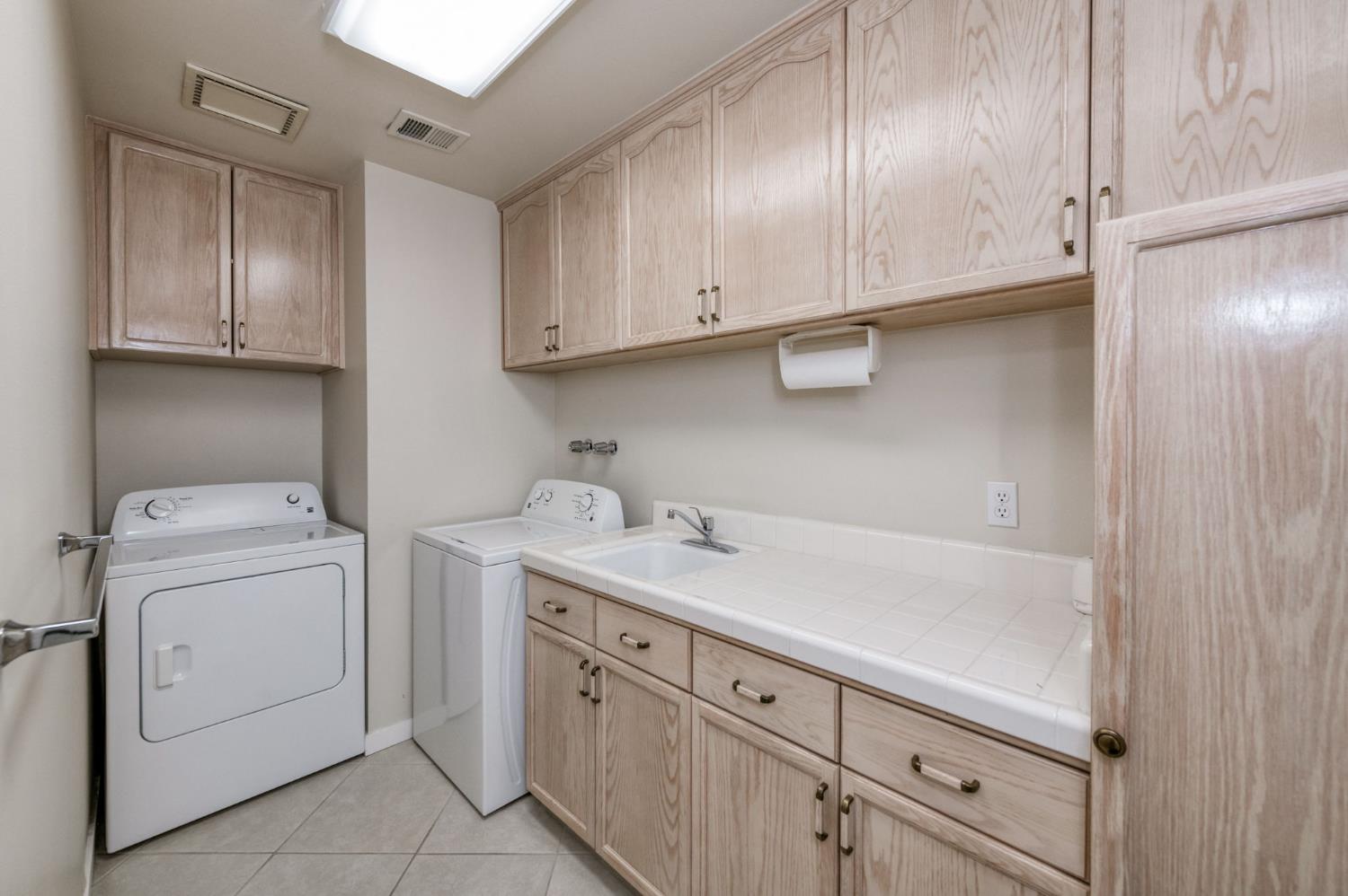 2977 W Pembrook, Fresno, CA 93711