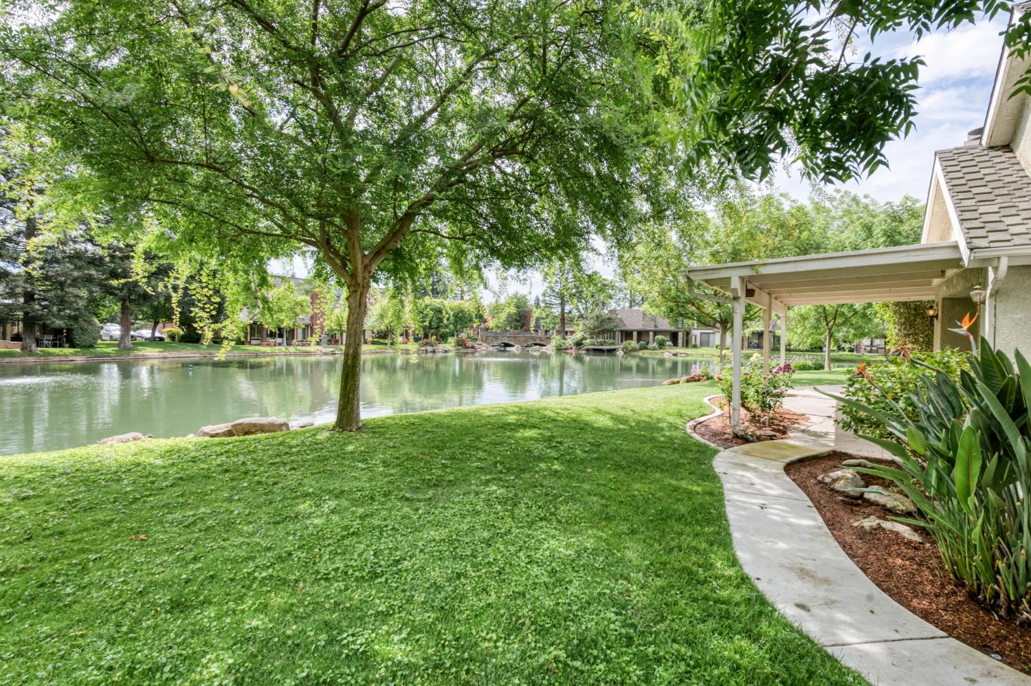 2977 W Pembrook, Fresno, CA 93711