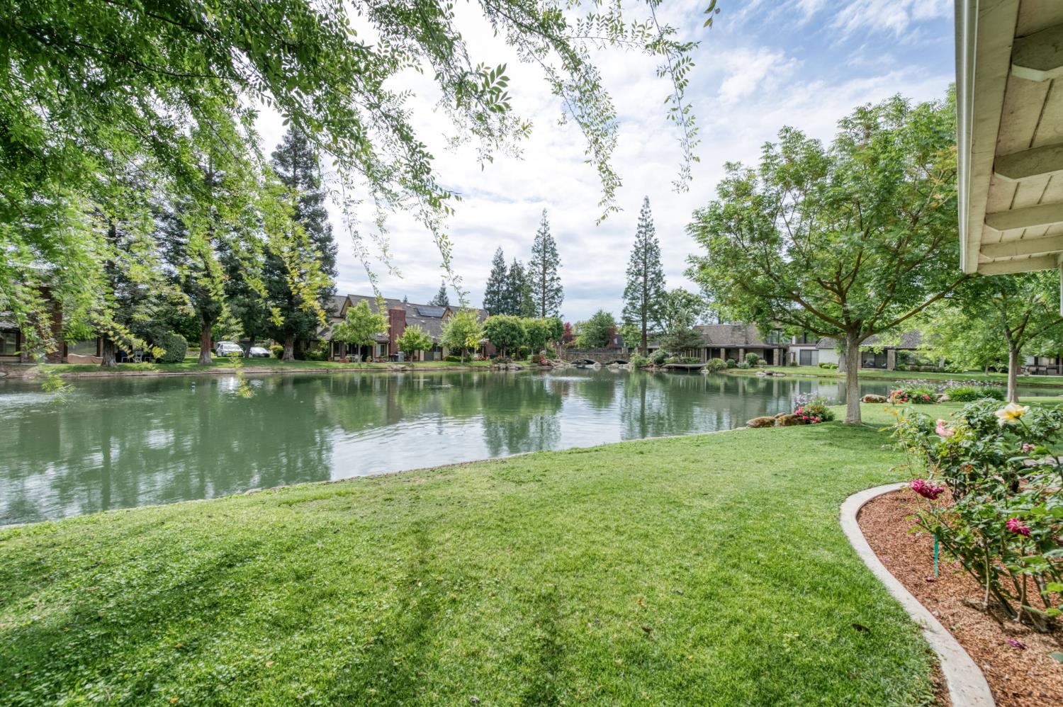 2977 W Pembrook, Fresno, CA 93711