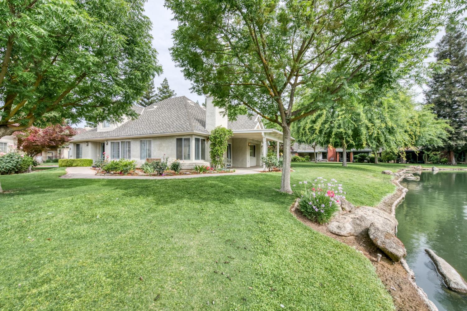 2977 W Pembrook, Fresno, CA 93711