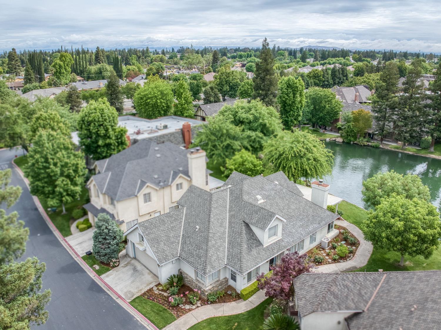 2977 W Pembrook, Fresno, CA 93711
