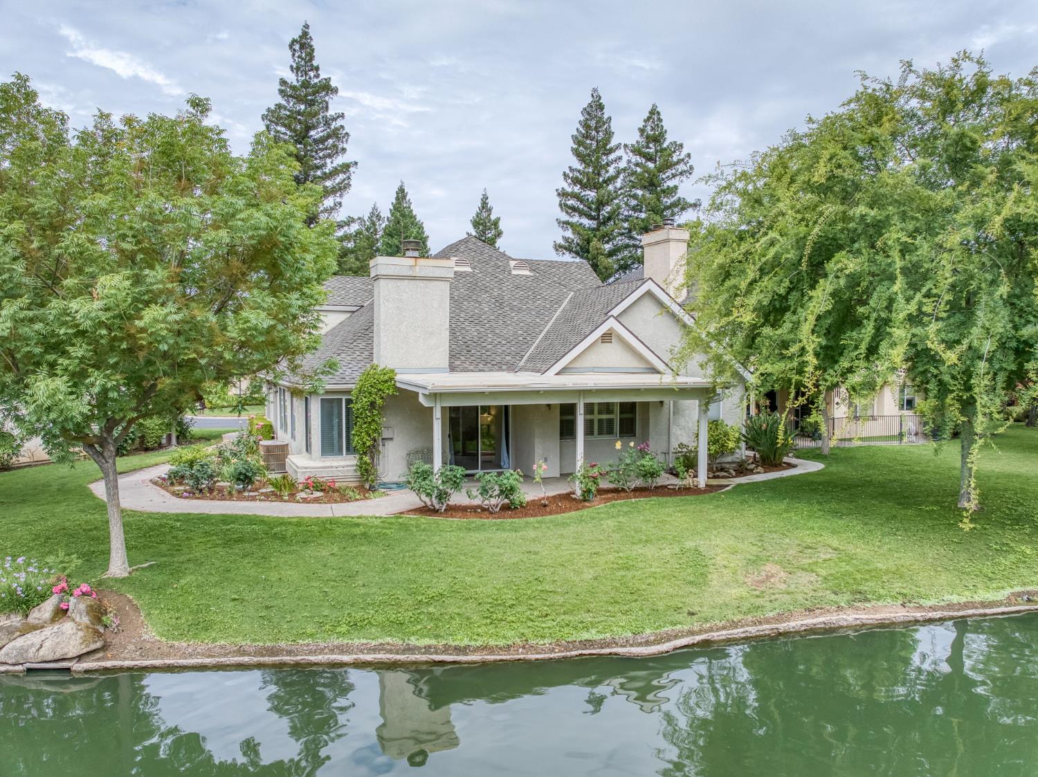 2977 W Pembrook, Fresno, CA 93711