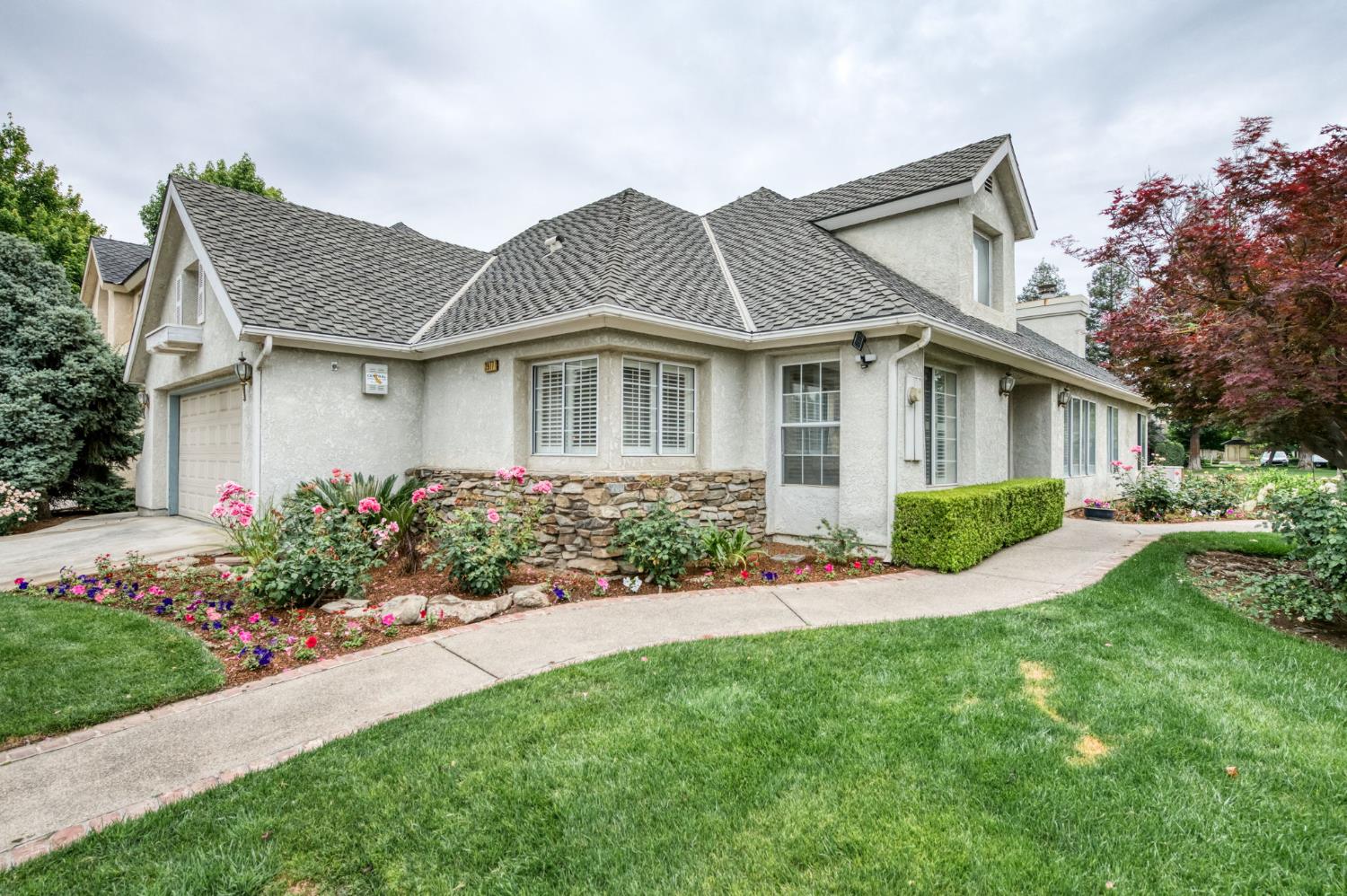 2977 W Pembrook, Fresno, CA 93711