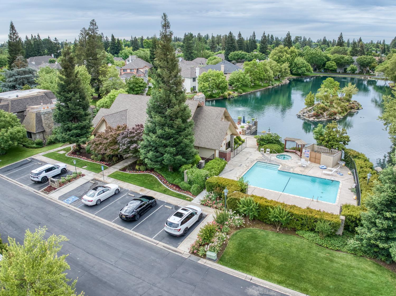 2977 W Pembrook, Fresno, CA 93711