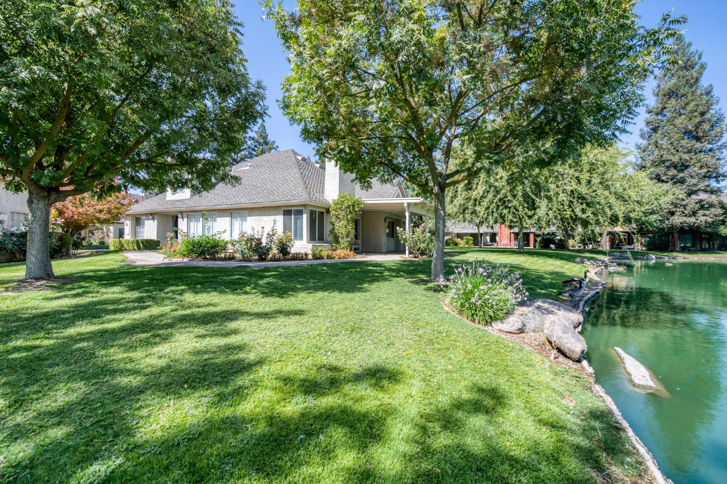 2977 W Pembrook, Fresno, CA 93711