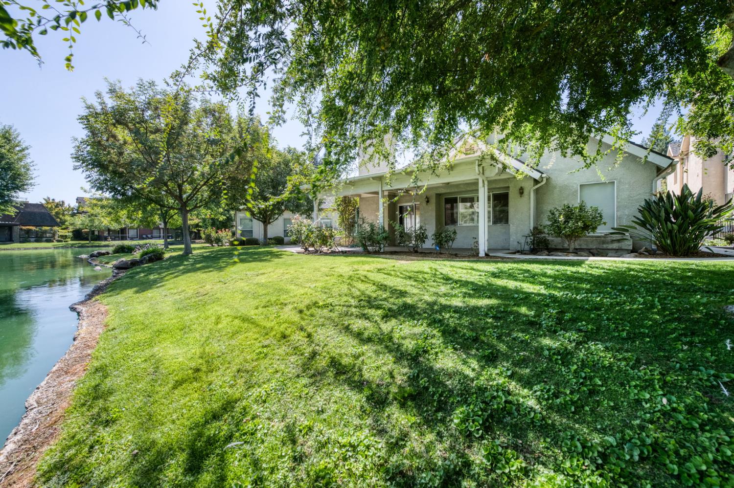 2977 W Pembrook, Fresno, CA 93711