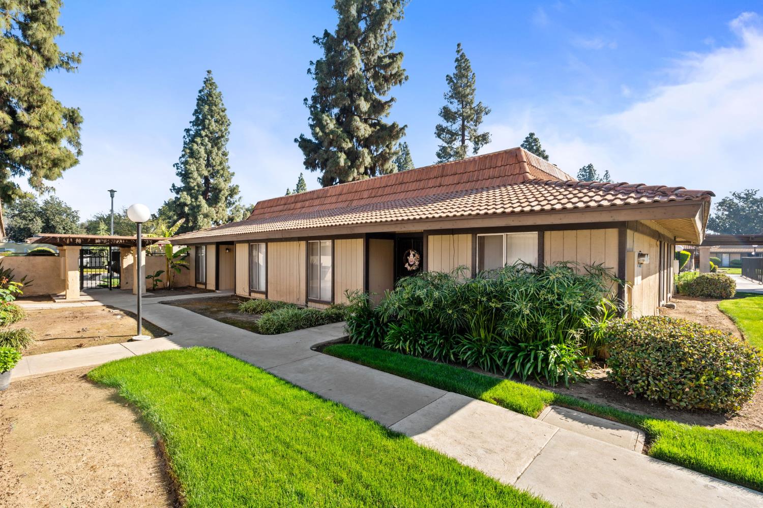 2910 E Huntington Blvd, Fresno, CA 93721
