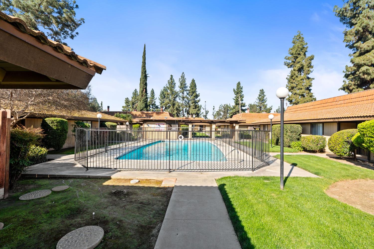 2910 E Huntington Blvd, Fresno, CA 93721