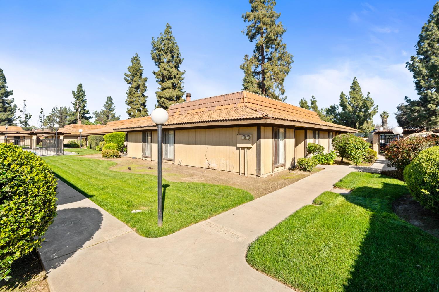 2910 E Huntington Blvd, Fresno, CA 93721