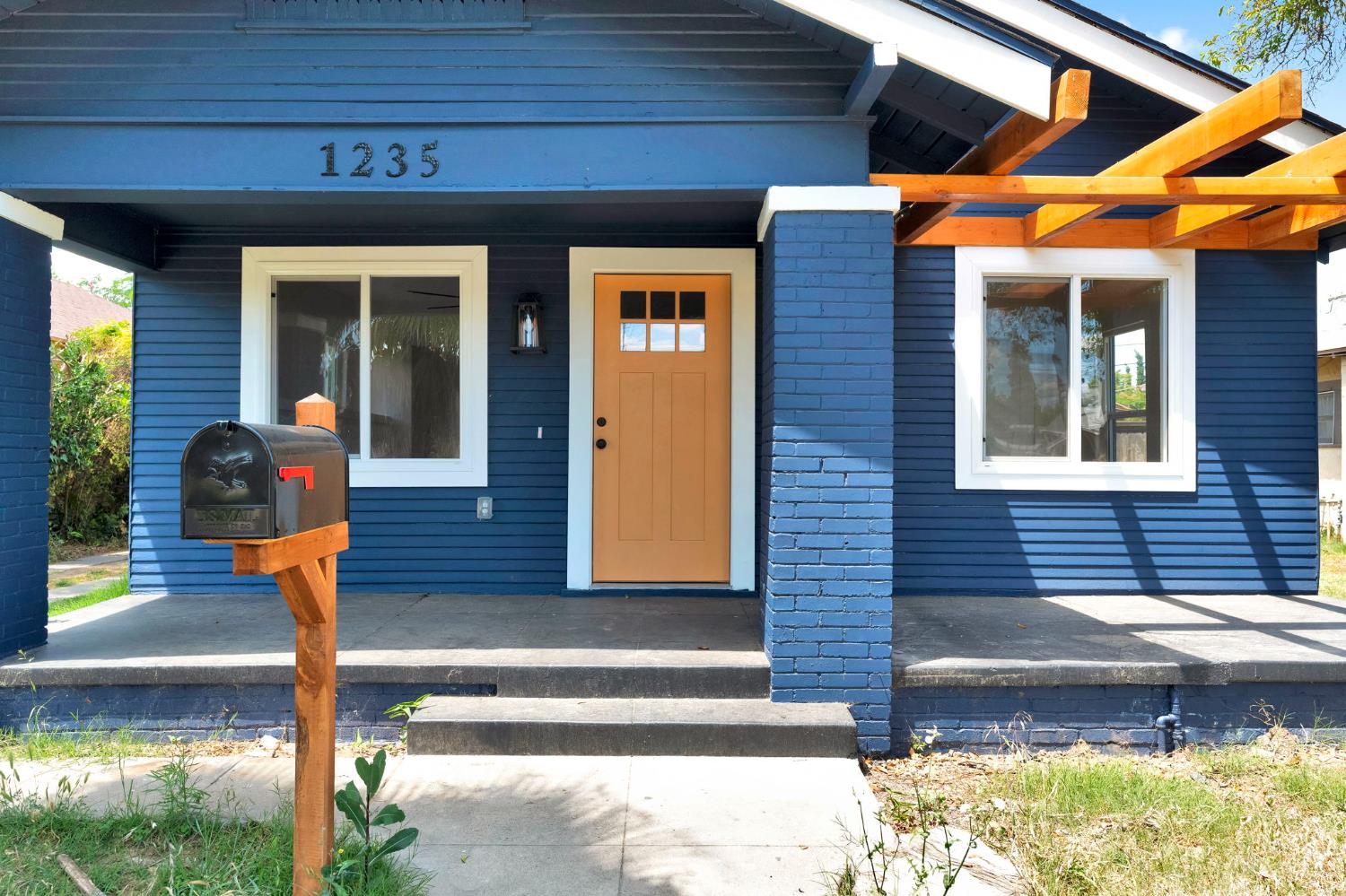 1235 N Safford Ave, Fresno, CA 93728