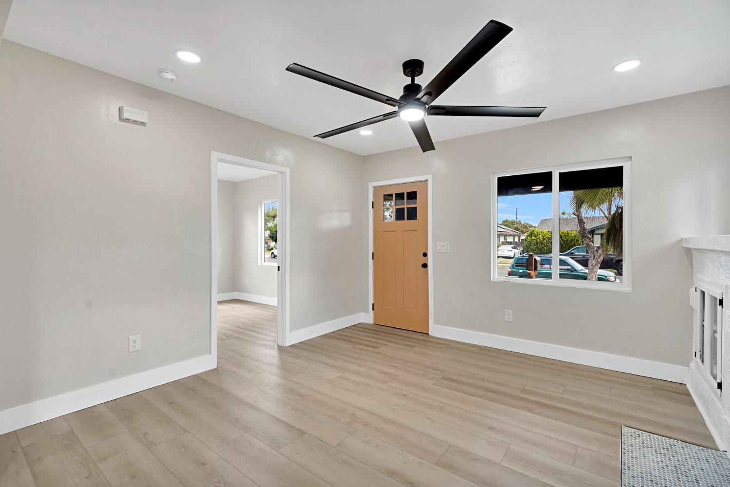 1235 N Safford Ave, Fresno, CA 93728