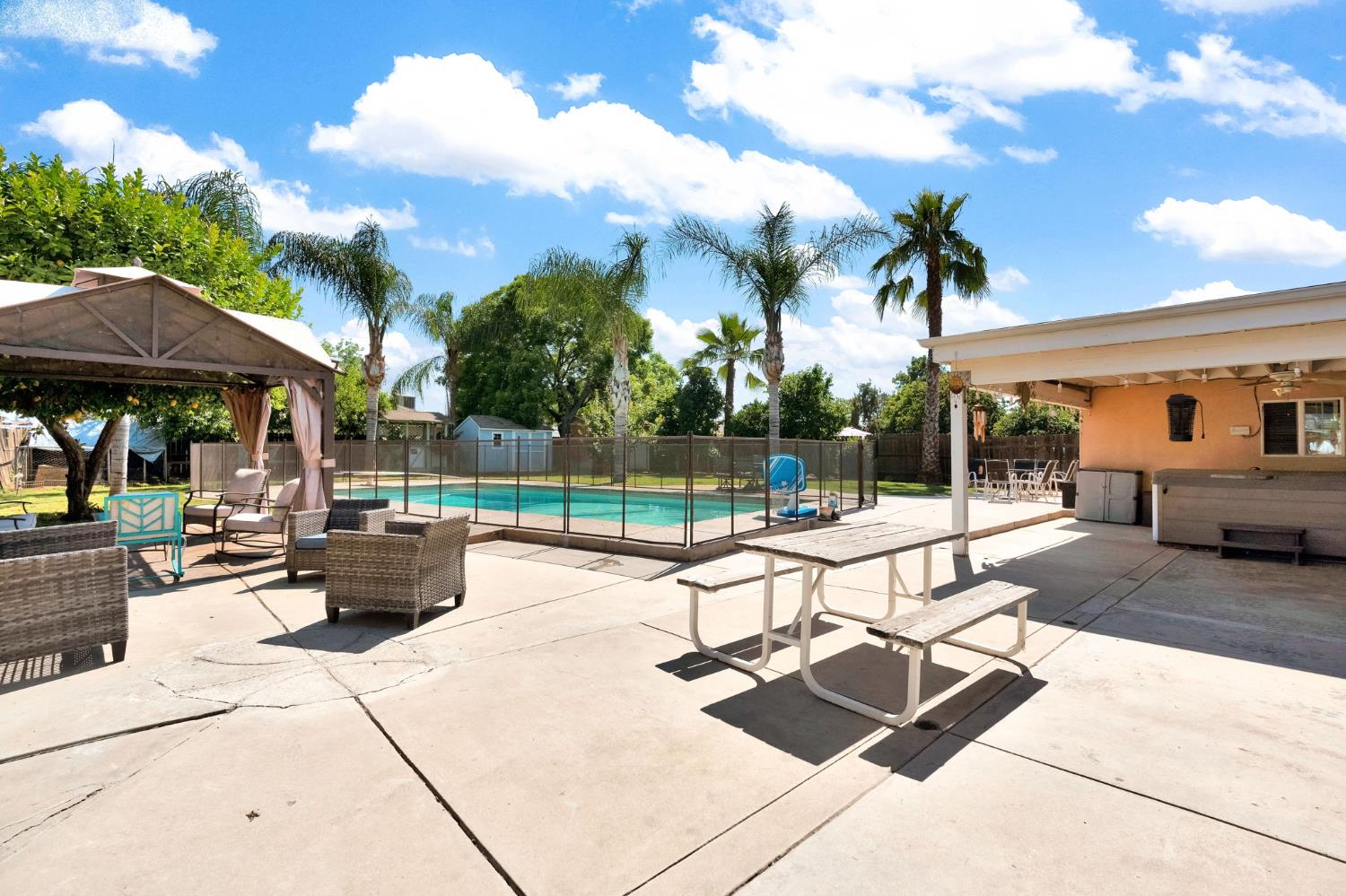 1758 Barstow Ave, Clovis, CA 93611