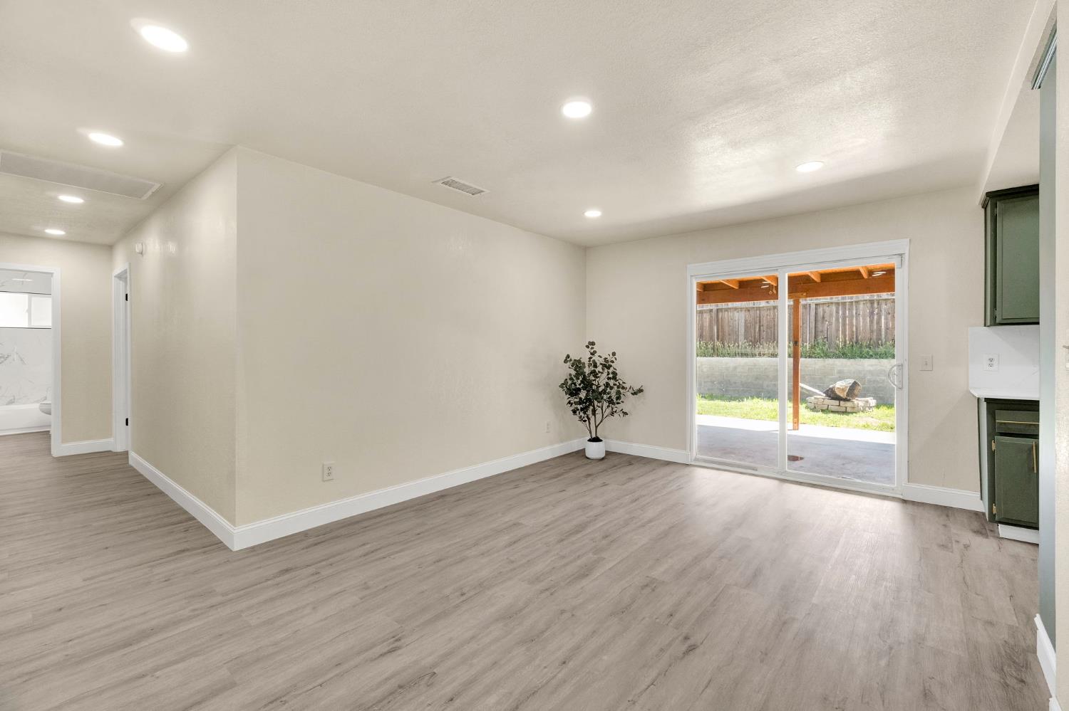 1505 Fountain Way, Madera, CA 93638